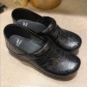 NWOB Dansko tooled leather clogs